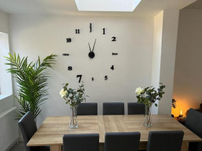 Entire 5 Bedroom Home with Garden - Sleeps 9